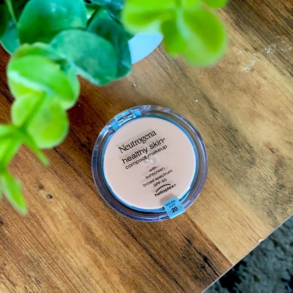 Neutrogena Other - Neutrogena healthy skin Compact Makeup